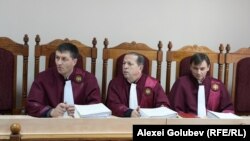 Judecătorii CSJ care examinează cauza lui Dodon, de la stânga la dreapta: Ghenadie Eremciuc (transferat temporar), Anatoli Țurcan, Ion Malanciuc (transferat temporar).
