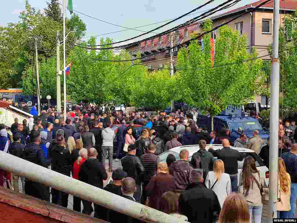 Косовската полиција со солзавец ги растеруваше насобраните локални Срби. Звечан, 29.05.2023