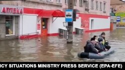 Evacuarea locuitorilor din Orsk. Imaginea a fost difuzată de ministerul rus pentru Situații de Urgență, pe 7 aprilie.