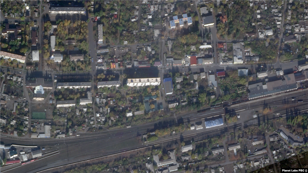 Popasna, në rajonin e Luhanskut, aktualisht është e pushtuar nga forcat ruse. Imazhi i parë satelitor është bërë më 16 tetor 2021, ndërsa i dyti tregon shkatërrimin e ndërtesave të banimit si dhe katedrales së Shën Nikollës më 10 tetor 2022.