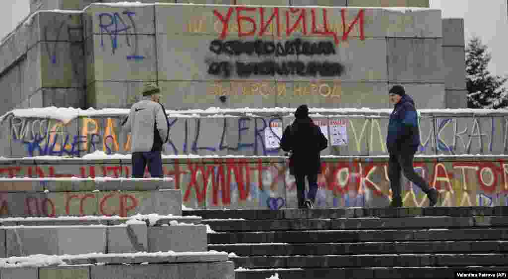 Grafiti, uključujući riječ &quot;ubojice&quot; na engleskom i bugarskom jeziku, prekrivaju spomenik 28. veljače 2022. godine. Rasprava o tome treba li ukloniti spomenik godinama traje.