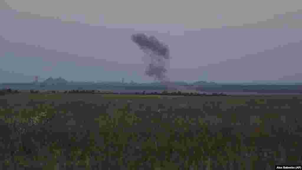În depărtare, fumul bombardamentelor rusești în apropierea frontului de lângă Bahmut. Forțele rusești au trecut la ofensivă de-a lungul unor secțiuni ale frontului de est, a declarat Maliar. &bdquo;Înaintăm în zona Bahmut, în timp ce inamicul continuă să atace în direcția Liman, Avdiivka și Mariinka&quot;, a declarat ea