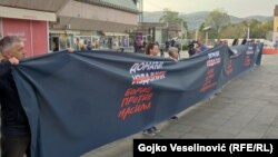 Përfaqësues të sektorit joqeveritar dhe qytetarë protestojnë në qendër të Banja Llukës për shkak të miratimit të Projektligjit të diskutueshëm për “agjentët e huaj”, 28 shtator 2023.
