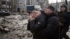 O femeie reacționând la salvarea fratelui ei dintr-un bloc de apartamente grav avariat de un atac cu rachete în Pokrovsk, în regiunea ucraineană Donețk, pe 15 februarie