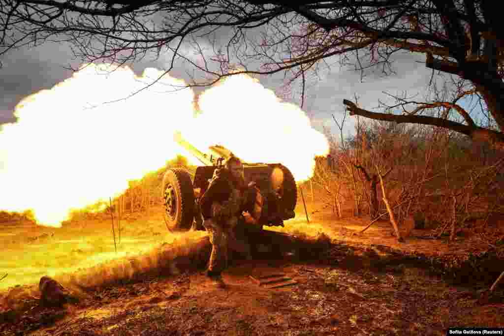 Militarii ucraineni din Brigada a 3-a de asalt trag cu un obuzier D30 spre pozițiile rusești din apropiere de Bahmut, la 23 aprilie. Kievul continuă să își mențină pozițiile strategice din orașul Bahmut, a declarat un comandant militar de rang înalt, după ce Rusia a afirmat că a făcut progrese în oraș. De luni de zile, Bahmut a fost epicentrul unor lupte acerbe pentru controlul regiunii Donetsk din estul țării.