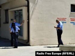 Kosovska policija uklanja plakate u Sjevernoj Mitrovici, 30. juna 2024.