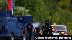 Zyrtarë policorë të Kosovës në rrugën që të çon për në Banjskë të Zveçanit. 24 shtator 2023.