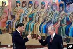 Си и Путин вдигат наздравица по време на визитата на китайския лидер в Москва през март.