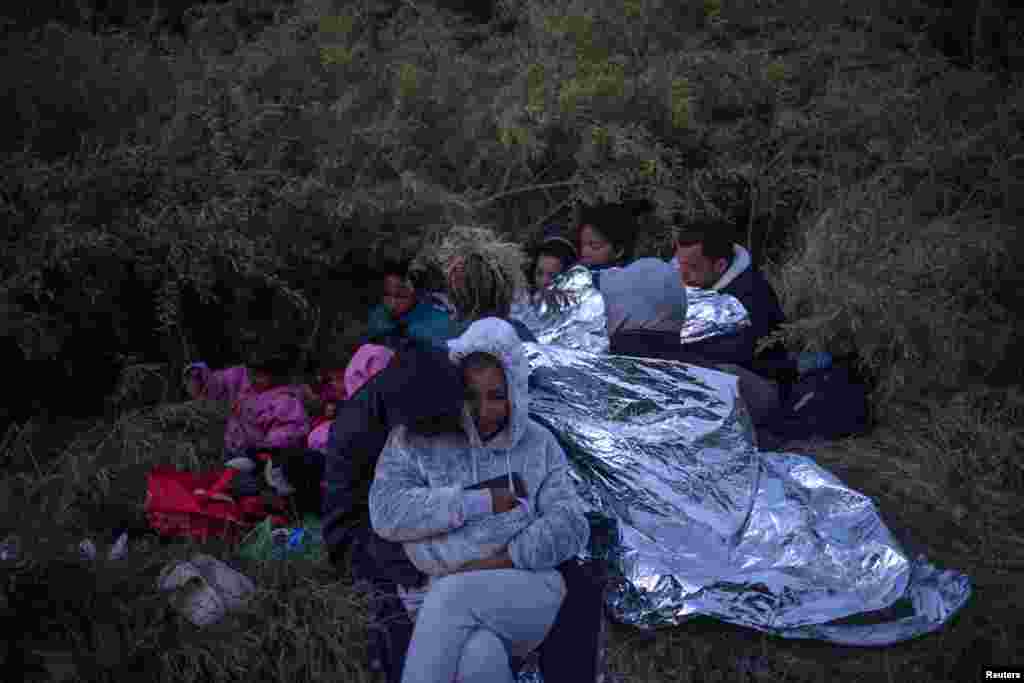 Paola dhe Ramses, një çift migrantësh nga Venezuela, përqafohen për të qëndruar më ngrohtë mes motit të ftohtë që mban ndërsa janë në kërkim të një pike për t&#39;u futur në Shtetet e Bashkuara, Teksas, SHBA, 26 mars 2024.