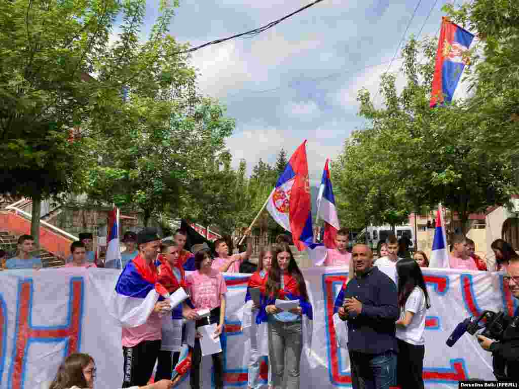 Edhe nxënës të shkollave fillore në Zveçan janë parë në protestën e serbëve para ndërtesës komunale. 