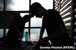 Fëmijët në këtë kamp mësojnë se si të montojnë pushkë të llojit AK-47.