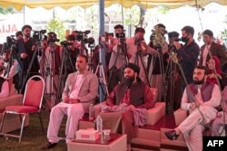 Gazetarët afganë marrin pjesë në një ngjarje në Ditën Botërore të Lirisë së Shtypit, në zyrën e Shoqatës së Gazetarëve të Pavarur Afganistan (AIJA) në Kabul më 3 maj 2023.