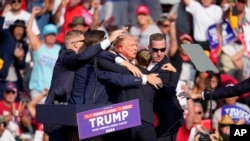 Donald Trump duke u larguar nga skena nga agjentët e Shërbimit Sekret. 13 korrik 2024. 
