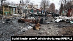 Автобусна спирка сред разрушенията на улица "Вокзална" на 1 март 2022 г.