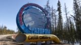 Un panou cu inscripția „Gazprom. Puterea Siberiei” la intrarea în câmpul de petrol și gaze Ceaianda al Gazprom, în 2022. 