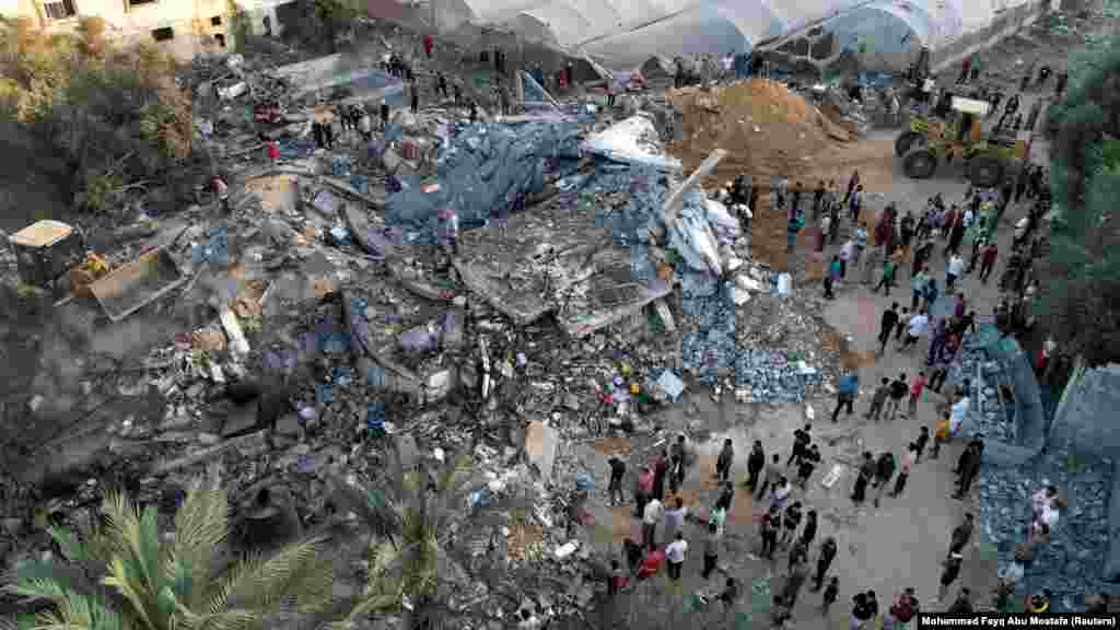 Në këtë foto shihet ajo çka ka mbetur nga një shtëpi palestineze pas sulmeve izraelite në Rripin qendror të Gazës, 15 tetor 2023. 