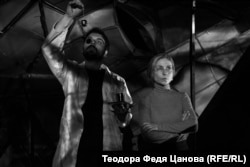 Невена Калудова с Владимир Солаков, който играе всички останали - шест мъжки роли - в пиесата "Анна - непоправимата".