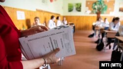 A kép illusztráció. Egy középszintű írásbeli matematikaérettségi vizsgán készült egy nyíregyházi gimnáziumban 2022. május 3-án