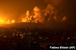 Zjarr dhe tym ngjiten në ajër, pas bombardimeve izraelite në Rripin e Gazës. 8 tetor 2023.
