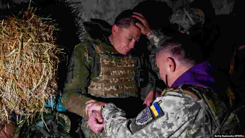 24 aprilie 2022. Preotul militar Olexandr binecuvântează un soldat ucrainean. Scena se petrece în nord-estul regiunii Harkov.
