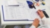 Evidentimi i pacientëve në librin e regjistrimit në Qendrën Kryesore të Mjekësisë Familjare në Prishtinë, prill 2023.
