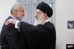 Ajatolah Ali Hamenei pozdravlja lidera Hamasa Ismaila Hanijeha (lijevo) tokom sastanka u Teheranu 2012. godine.