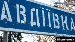 Një shenjë rrugore e Avidijivkas e shpuar nga plumbat në rajonin e Donjeckut të shkatërruar nga lufta në Ukrainë.