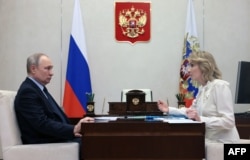 Međunarodni krivični sud je optužio Vladimira Putina i rusku komesarku za prava dece Mariju Lvovu-Belovu za ratne zločine zbog "protivpravne deportacije" ukrajinske dece u Rusiju.