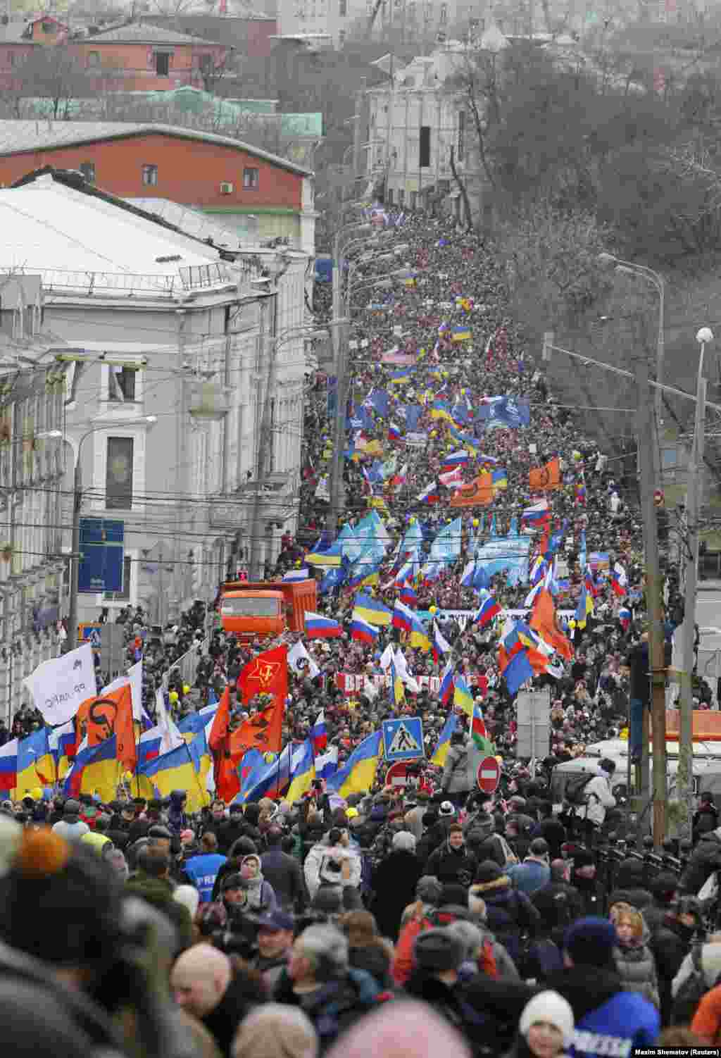 Masovni skup u Moskvi 15. marta protiv vojnog preuzimanja Krima. Putin je kasnije otkrio da je nameru da &quot;počne da radi na vraćanju Krima Rusiji&quot; izrazio u februaru 2014. na kraju celovečernjeg sastanka s ruskim službama bezbednosti.
