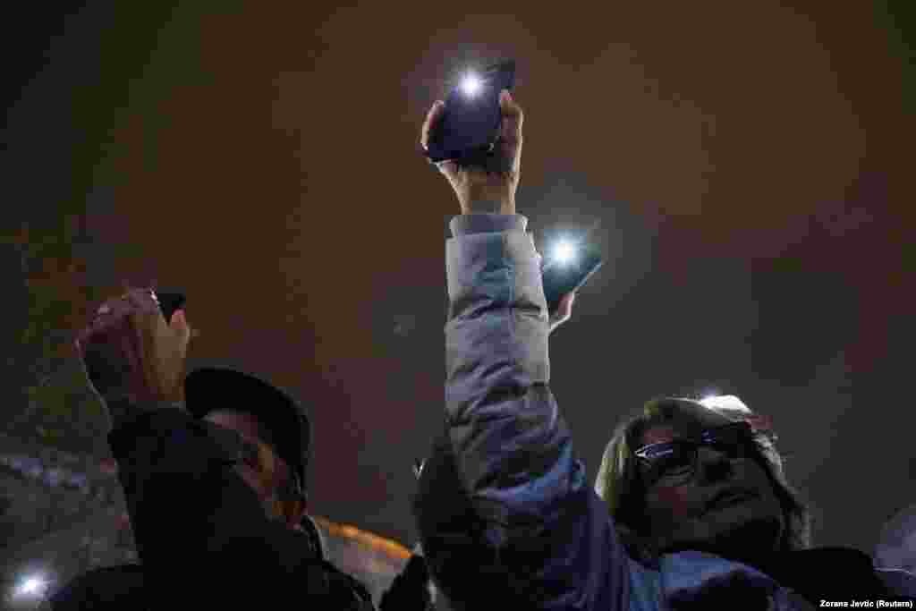Луѓето ги користеа своите мобилни телефони за осветлување за време на митингот. &nbsp;