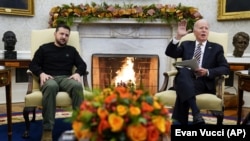 Președintele Ucrainei, Volodimir Zelenski (stânga) și președintele SUA, Joe Biden. Washington, 12 decembrie 2023