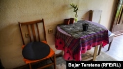 Sakibja jeton në një shtëpi në kushte të vështira dhe e vetme.