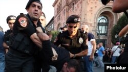 Poliția armeană reține un protestatar în Piața Republicii din Erevan pe 8 august.