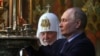 Рускиот претседател Владимир Путин (десно) и патријархот Кирил во манастирот Свети Сергиј, кој се смета за духовен центар на Руската православна црква, во близина на Москва, 26 јуни 2024
