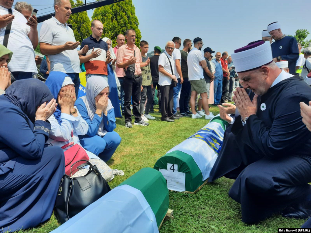 A boszniai iszlám közösség nagymuftija a srebrenicai népirtás egyik áldozata felett imádkozik