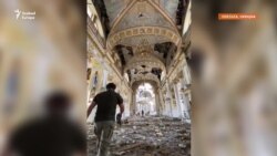 Önkéntesek takarítják a romokat az orosz támadásban megrongálódott odesszai székesegyházban 
