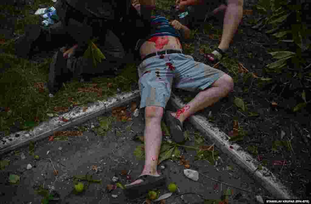 Polițiștii încearcă să mențină în viață un bărbat grav rănit în urma unui atac cu rachete rusești asupra unei zone de locuințe civile din Pokrovsk, pe 7 august. Ministrul ucrainean de interne, Ihor Klimenko, a declarat pe 8 august: „Reluăm îndepărtarea molozului. Noaptea, am fost nevoiți să suspendăm activitatea din cauza amenințării ridicate de bombardamente repetate".