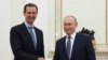 Сирийският президент Башар ал-Асад, вляво, и руският президент Владимир Путин се ръкуват по време на среща в Москва, Русия, 24 юли 2024 г.