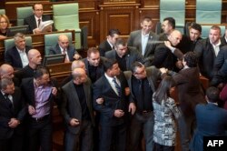 Kryeministri i tanishëm, Albin Kurti, duke hedhur sprej piperi në drejtim të kryeministrit të atëhershëm, Isa Mustafa.
