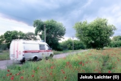 Një ambulancë duke u largua me shpejtësi nga vija e frontit afër Avdivkës.