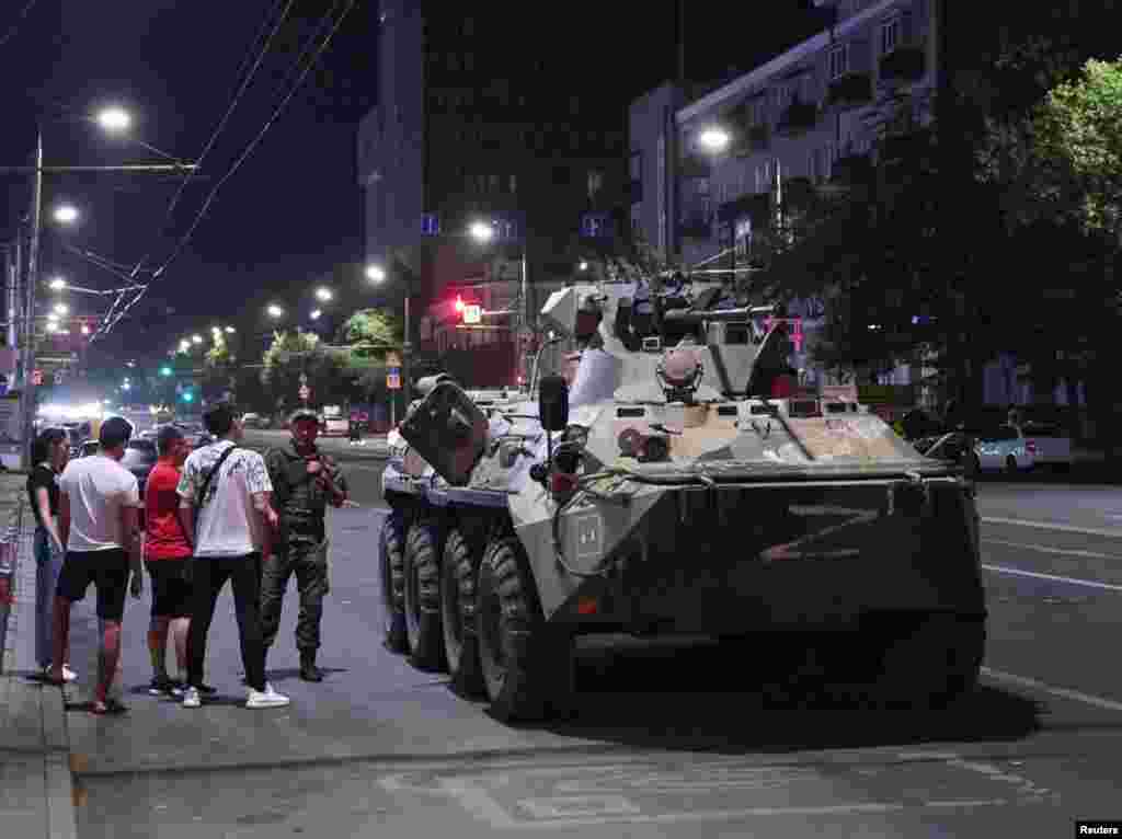 Вооружени возила во Ростов на Дон, во раните утрински часови на 24 јуни 2023 година.