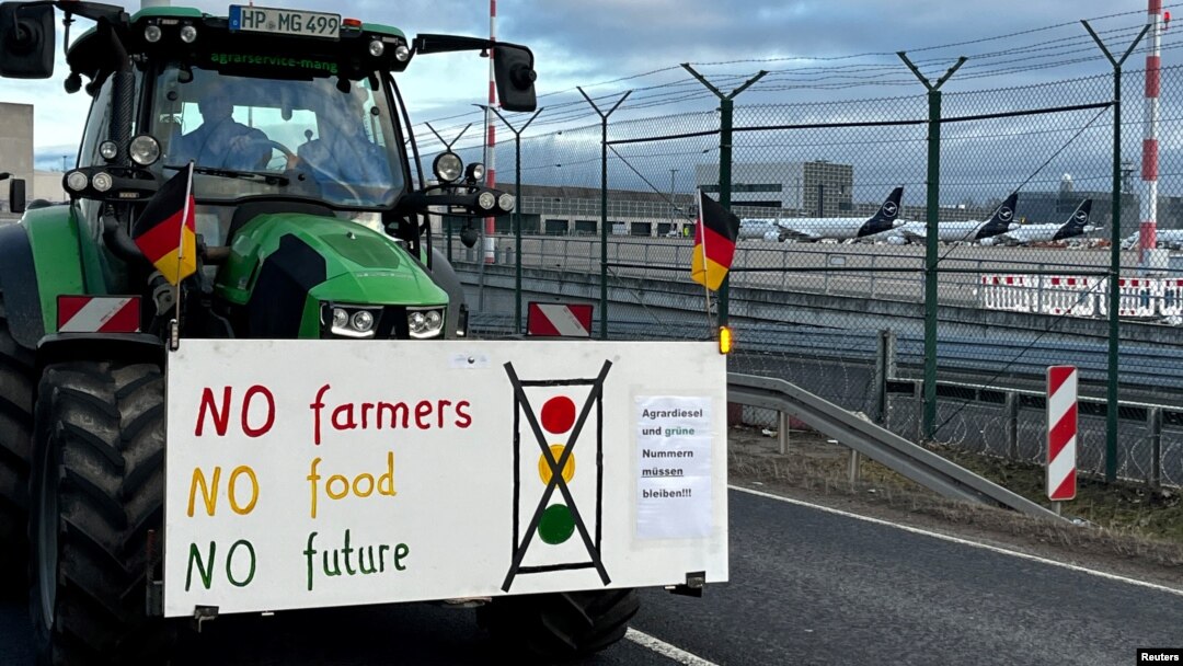 Njemački poljoprivrednici na protestima sa transparentom "nema ratara, nema hrane, nema budućnosti", Frankfurt, 3. februar 2024. 