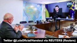 Dialog virtual între președintele ucrainean Volodimir Zelenski (pe ecran) și președintele brazilian Luiz Inácio Lula da Silva. Brazilia, 2 martie 2023