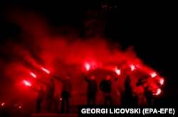 Mbështetësit e partisë opozitare VMRO DPMNE duke e festuar fitoren e kandidates së tyre në rundin e parë të zgjedhjeve presidenciale në Maqedoninë e Veriut, 24 prill.