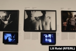 Fotografitë me temën Homoseksualiteti janë ndarë anash prej fotografive tjera, dhe askush nuk ka mundur t’iu afrohet, nën arsyetimet për zbatim të ligjit për “mbrojtje të fëmijëve”.