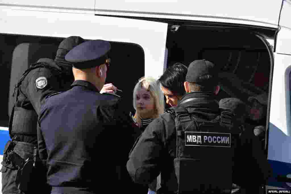 Полицијата приведува приврзаници на Навални во Санкт Петербург. 