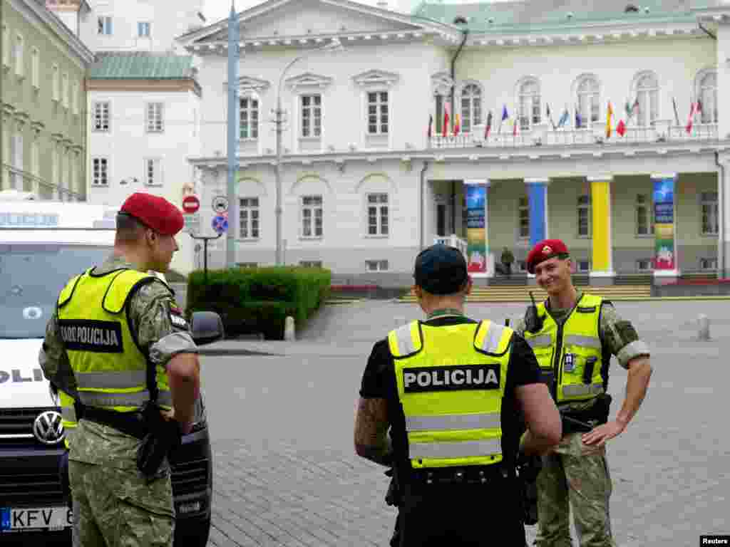 Policajci i vojnik litvanske vojske okupljaju se u blizini Predsjedničke palače u Vilniusu, Litvanija, 10. jula 2023.&nbsp;