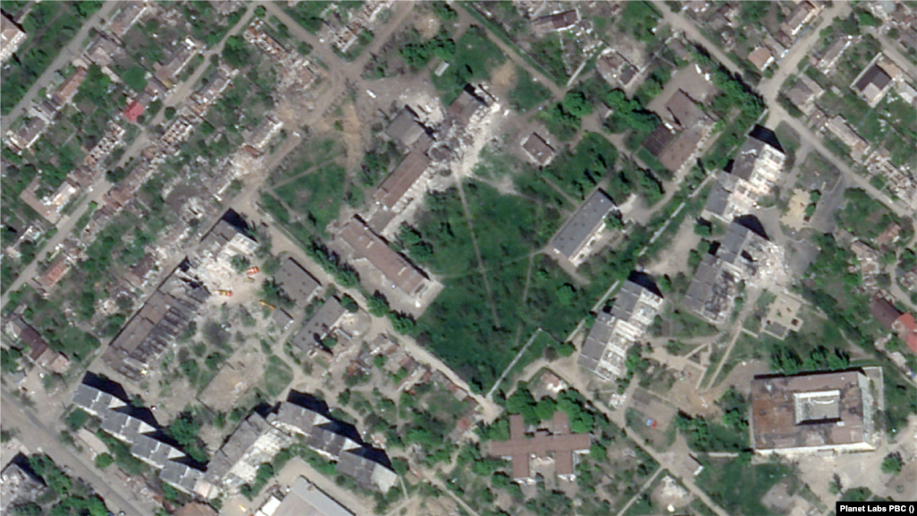 Në Mariupol, shkatërrimet masive nga sulmet ajrore dhe granatimet ruse u bënë kryetituj botërorë në vitin 2022. Autoritetet ukrainase thonë se deri 90 për qind e ndërtesave në qytet janë dëmtuar ose shkatërruar.