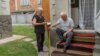 Petru Ursan, un bărbat cu grad sever de dizabilitate din satul Bleșteni, raionul Edineț și Tamara Evstati, concubina acestuia care are grijă de el.