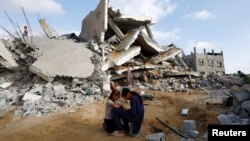 Urmările din Gaza ale unui atac al armatei Israelului. Cel puțin 34.388 de palestinieni au fost uciși și alți 77.437 au fost răniți în ofensiva militară israeliană. 